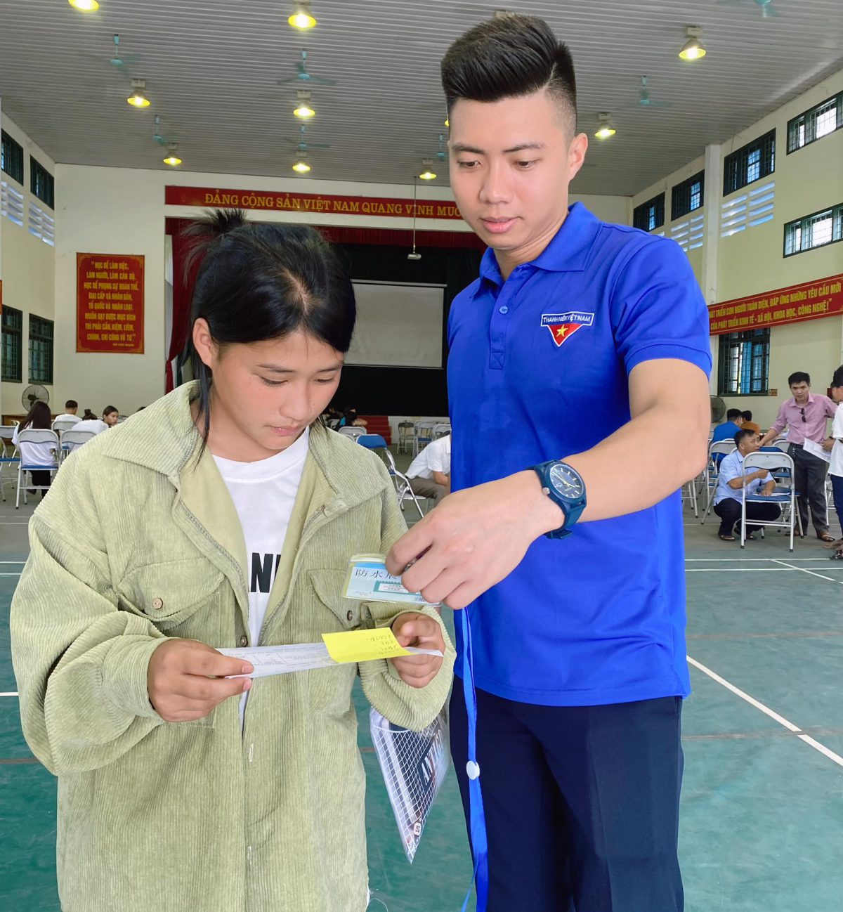 Đoàn viên thanh niên tham gia hỗ trợ học sinh sinh viên nhập học đợt 1