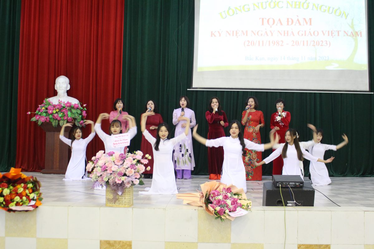 Khoa Sư phạm tổ chức Tọa đàm kỷ niệm Ngày nhà giáo Việt Nam
