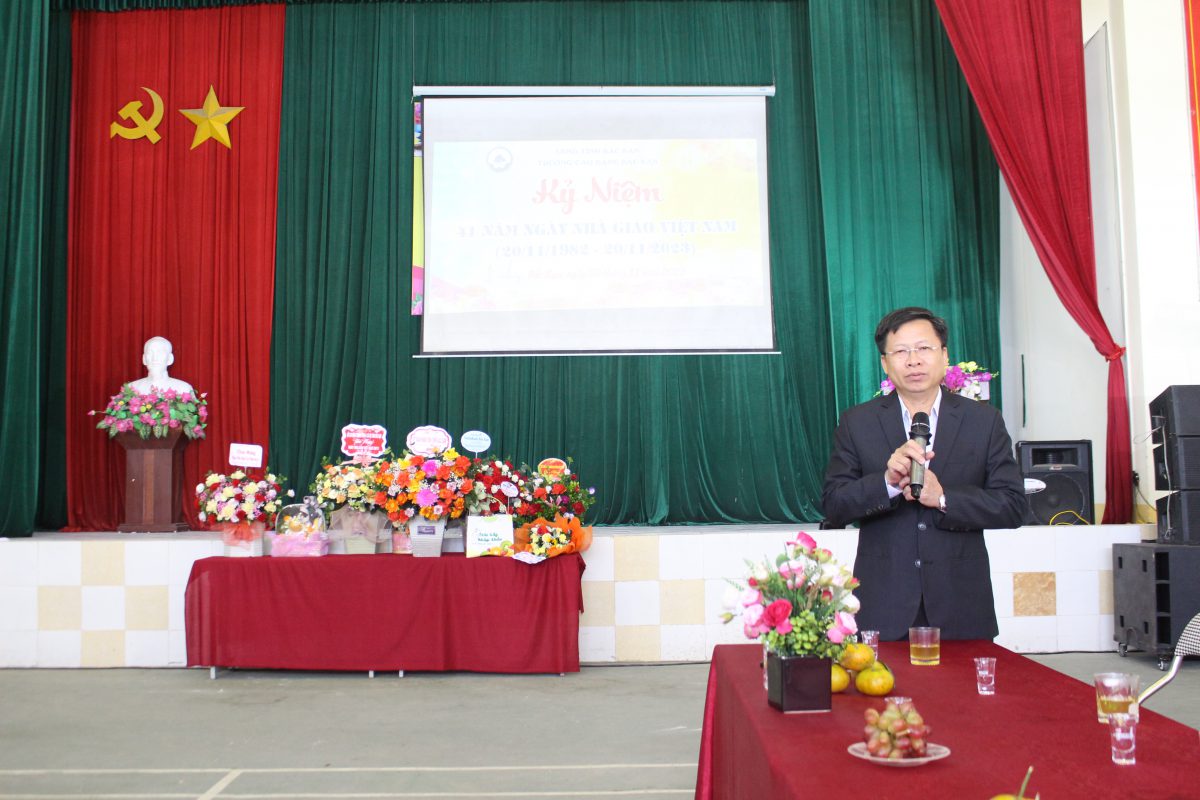 Phó Chủ tịch UBND tỉnh Phạm Duy Hưng chúc mừng ngày Nhà giáo Việt Nam